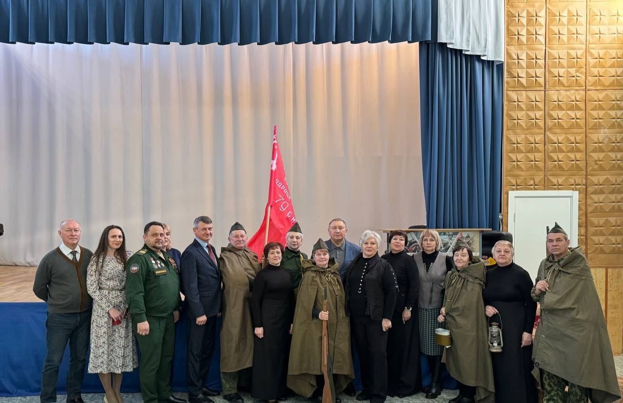 Духовные ценности: член Общественного совета при Роструде открыла «Парту Героя» в ленинградском техникуме  